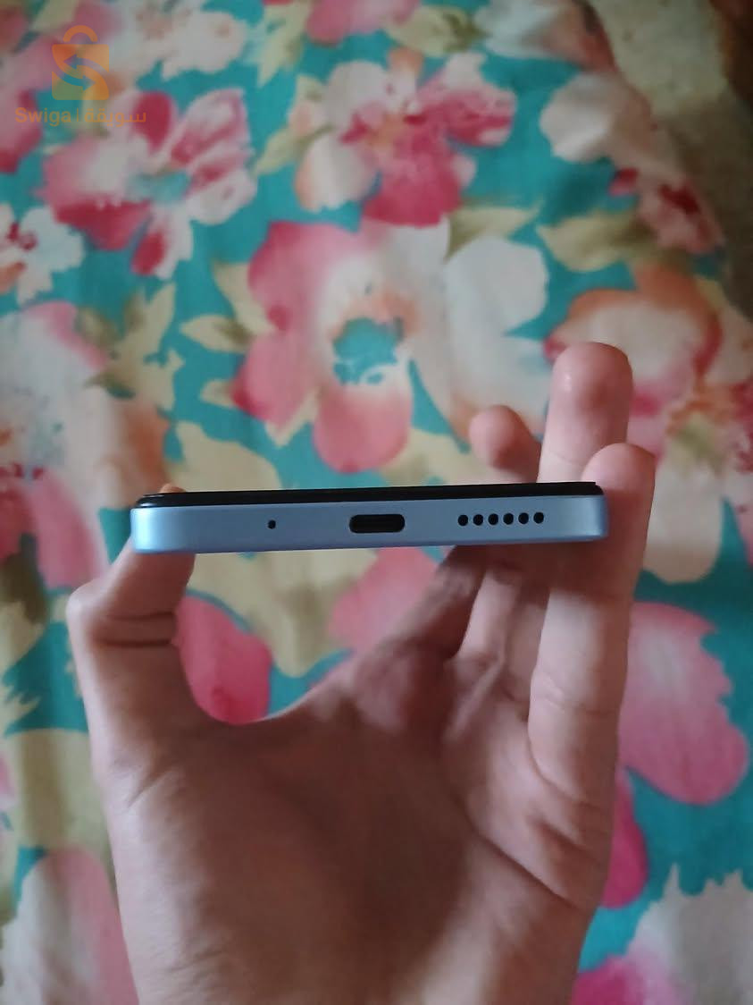 Redmi 12 /256/8+2g état neuf utilisé 2 mois antichoc un peu fissuré état 10/10