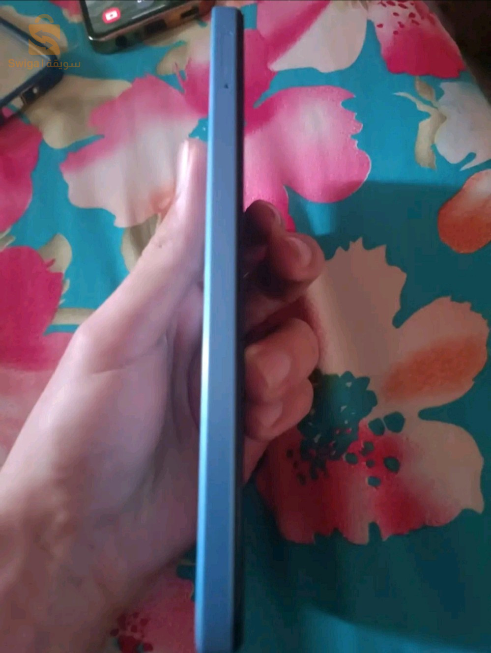 Redmi 12 /256/8+2g état neuf utilisé 2 mois antichoc un peu fissuré état 10/10