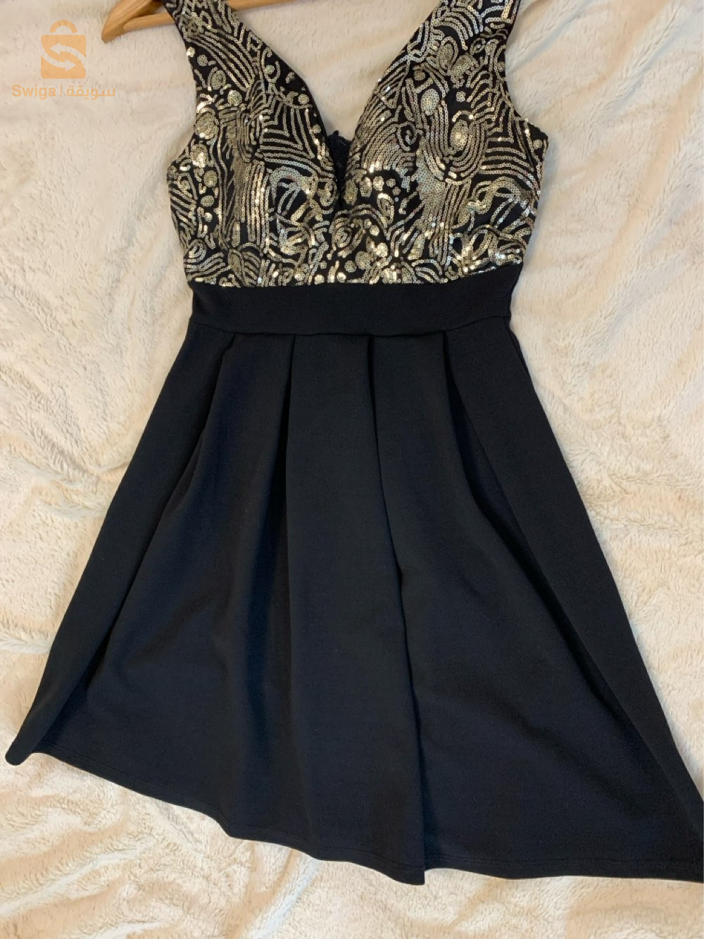 une magnifique robe noire dorée courte jamais portée