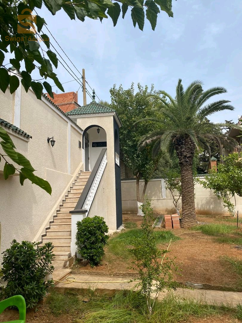 Villa R+2  située à Bouzaréah, bouhamam 809m²