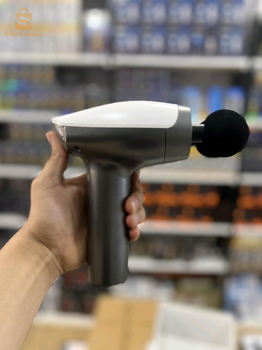 جهاز Double-head Massager (مدلك مزدوج الرأس) موديل SL-921.أهم المميزات:	•	10 مستويات سرعة (10 speed levels)	•	بطارية تدوم طويلاً	•	تشغيل لاسلكي بدون أسلاك	•	عدة رؤوس للتدليك حسب الحاجة:	•	الرأس الكروي (Spherical head): مناسب لتدليك الكتف والظهر.	•	رأس U (U-head): مناسب للرقبة والكتفين.	•	رأس مسطح (Platycephaly): لتدليك عضلات الجسم الكبيرة.	•	رأس مخروطي (Conical head): مناسب لتدليك جميع أجزاء الجسم