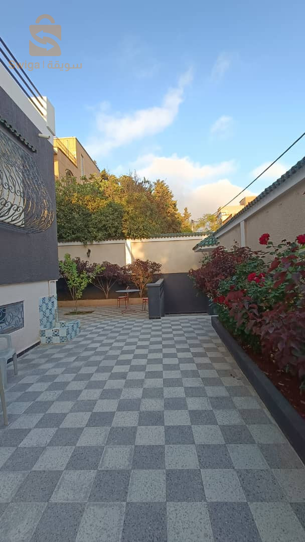 Villa R+2  située à Bouzaréah, bouhamam 809m²