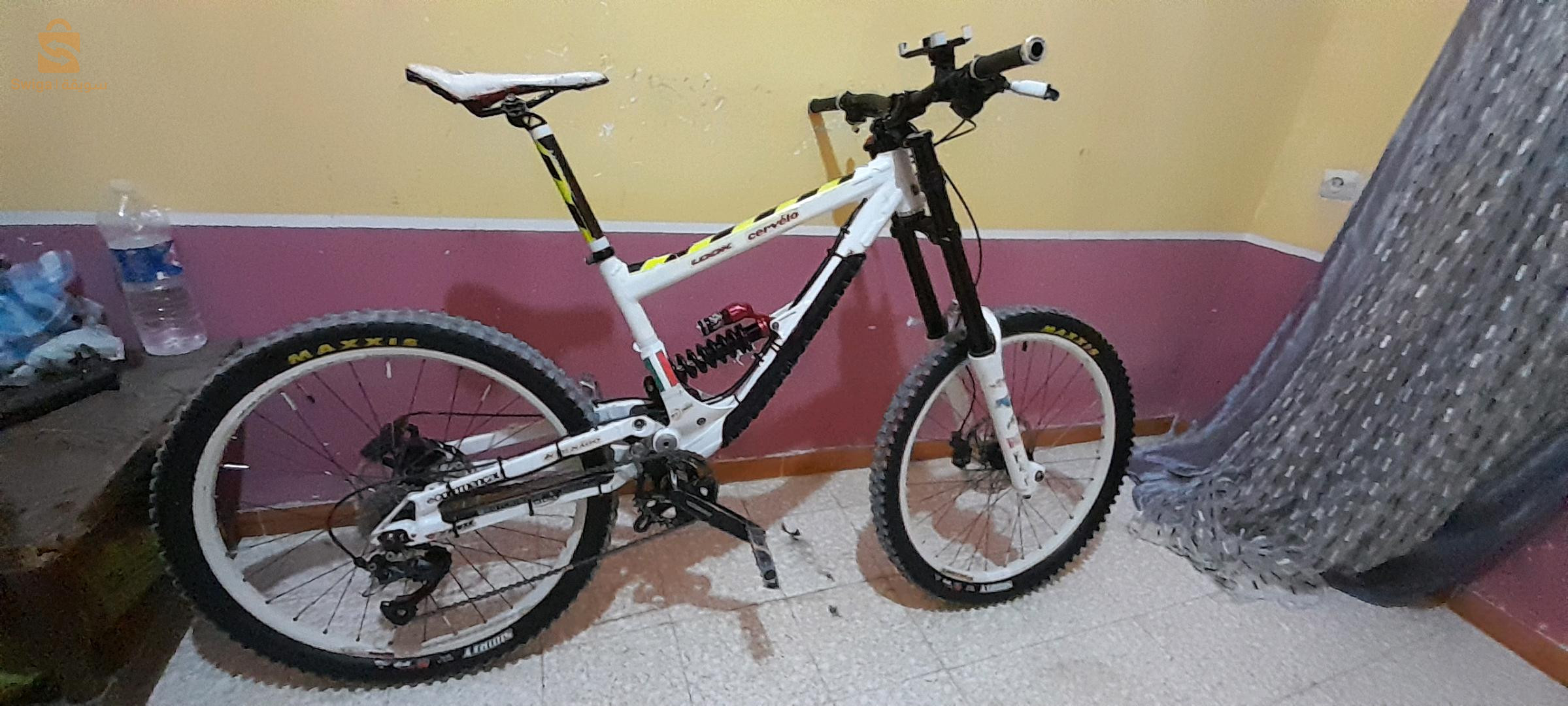 mountain bike  dh Commencal Supreme v2