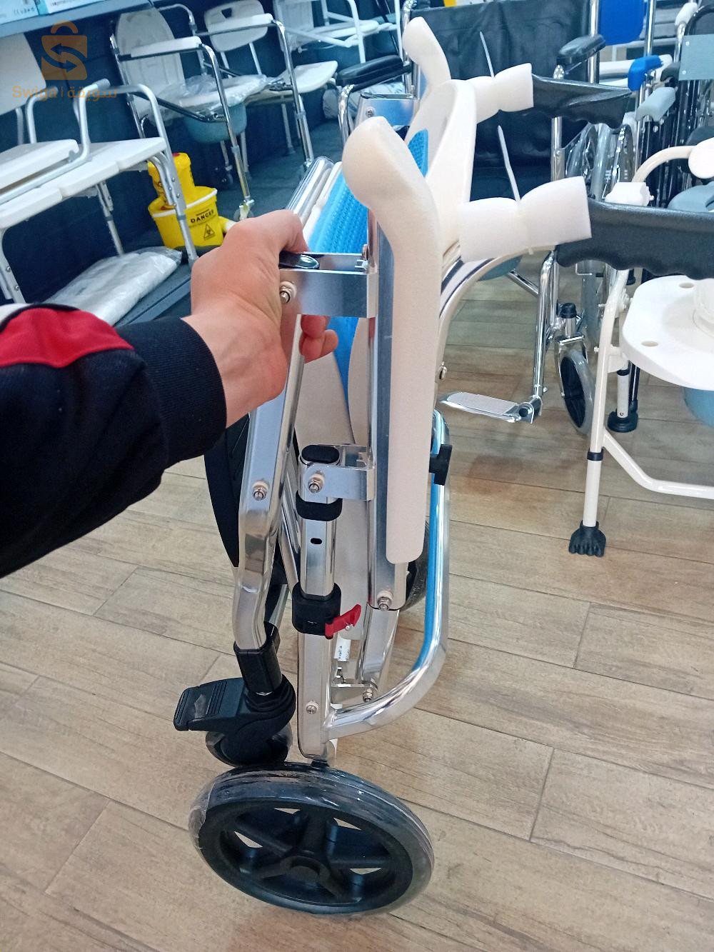 FAUTEUIL ROULANT GARD ROBE كرسي متحرك مرحاض