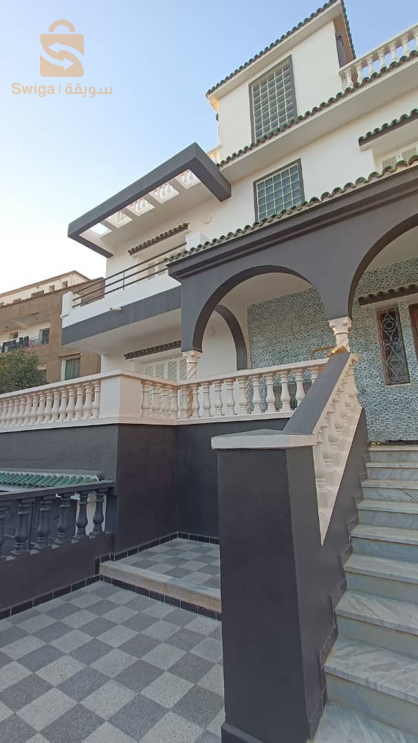 Villa R+2  située à Bouzaréah, bouhamam 809m²