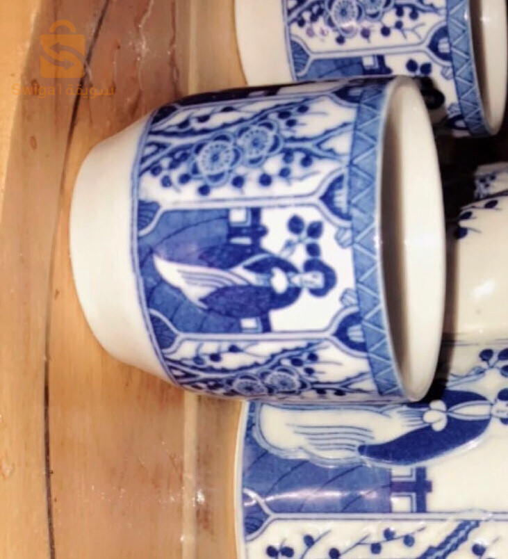 service vintage théière et sic tasses + une théière en porcelaine du JAPAN