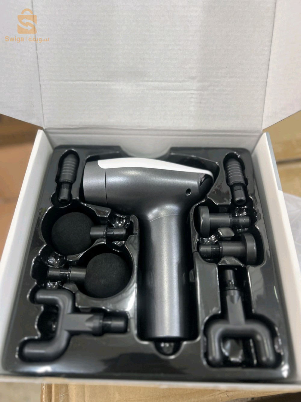 جهاز Double-head Massager (مدلك مزدوج الرأس) موديل SL-921.أهم المميزات:	•	10 مستويات سرعة (10 speed levels)	•	بطارية تدوم طويلاً	•	تشغيل لاسلكي بدون أسلاك	•	عدة رؤوس للتدليك حسب الحاجة:	•	الرأس الكروي (Spherical head): مناسب لتدليك الكتف والظهر.	•	رأس U (U-head): مناسب للرقبة والكتفين.	•	رأس مسطح (Platycephaly): لتدليك عضلات الجسم الكبيرة.	•	رأس مخروطي (Conical head): مناسب لتدليك جميع أجزاء الجسم