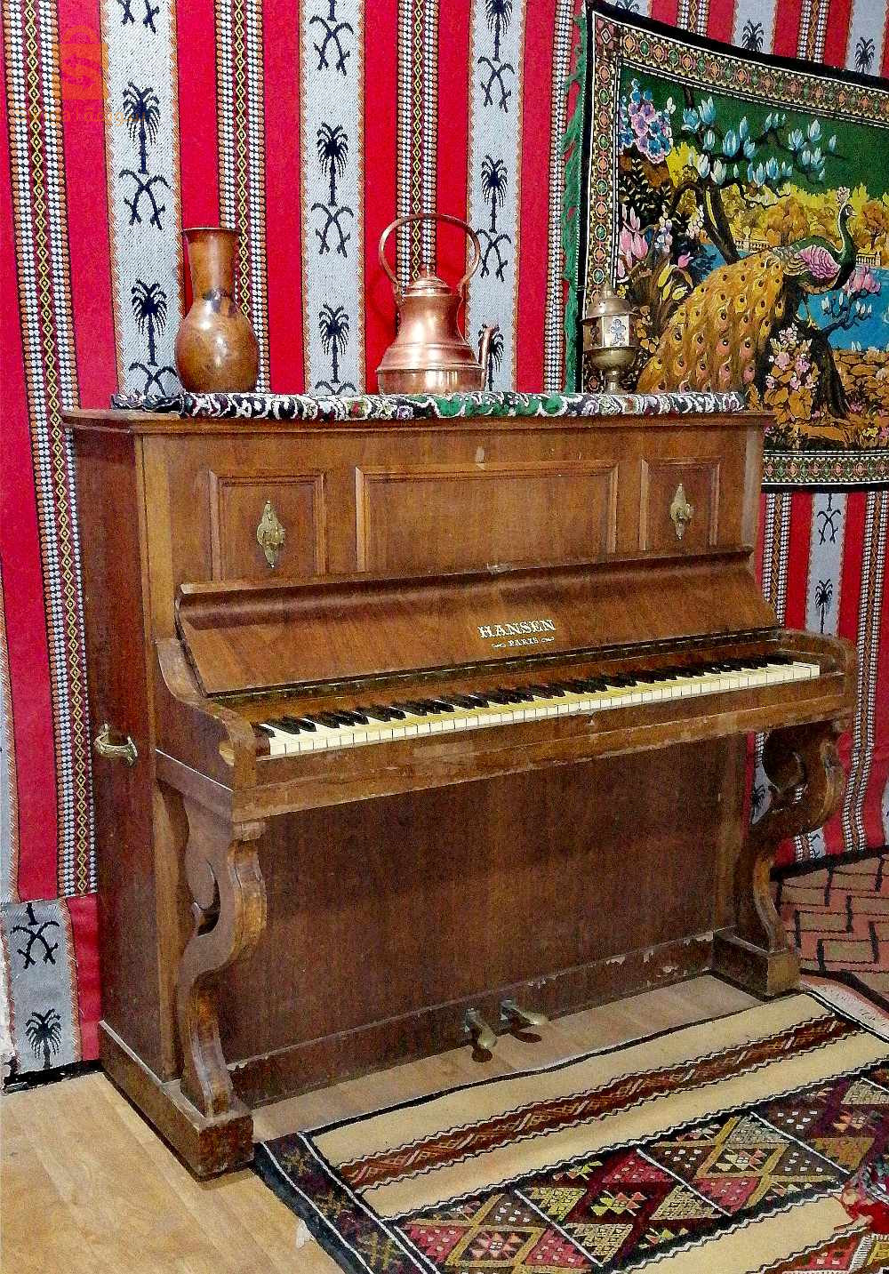 بيانو تحفة قديمة