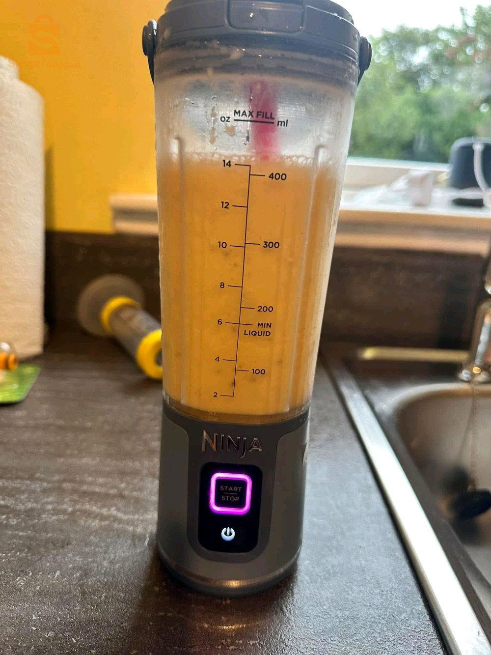 المنتج هو Ninja Blast Portable Blender، وهو خلاط محمول لاسلكي من شركة Ninja