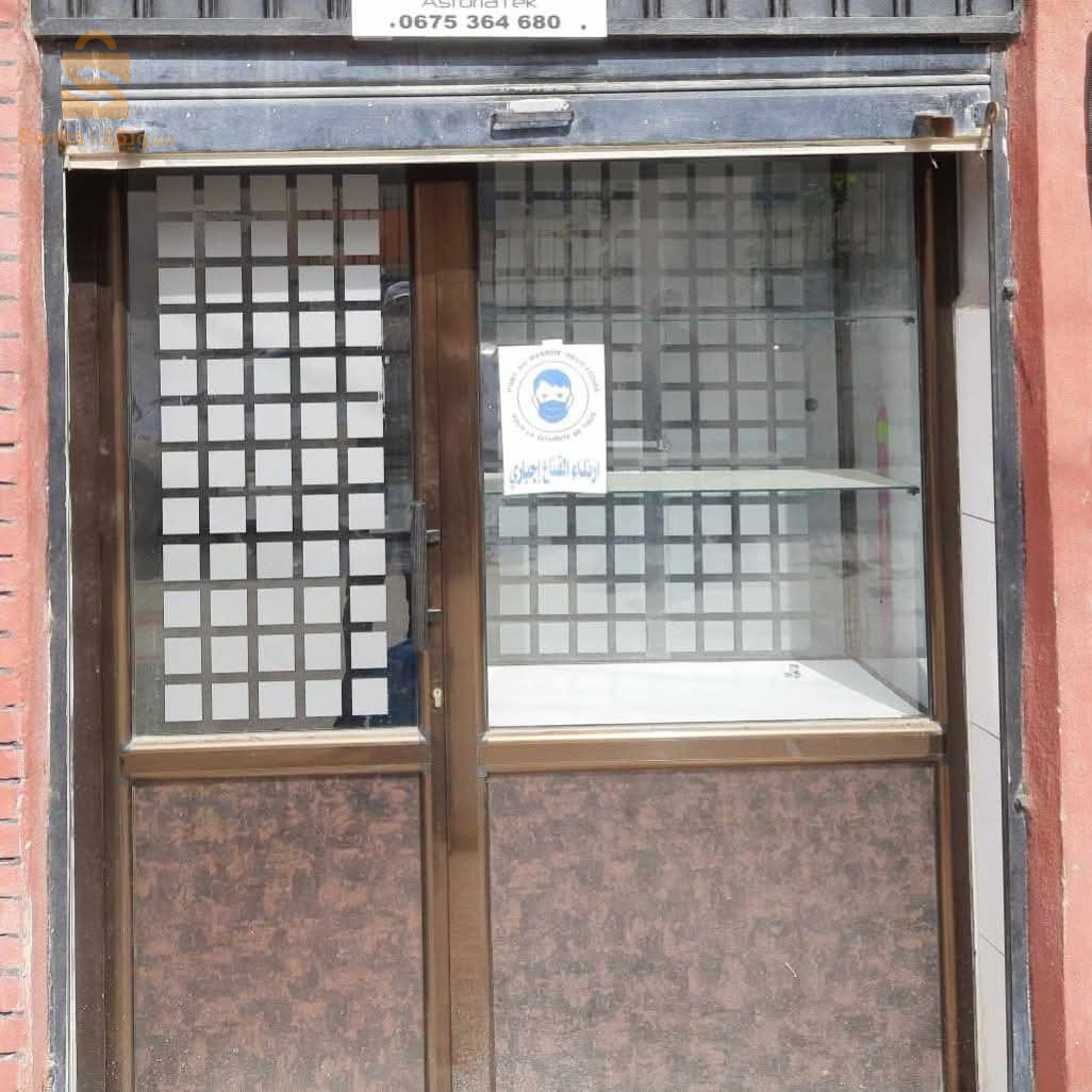 Vendre vitrine avec porte et éspace de rongement