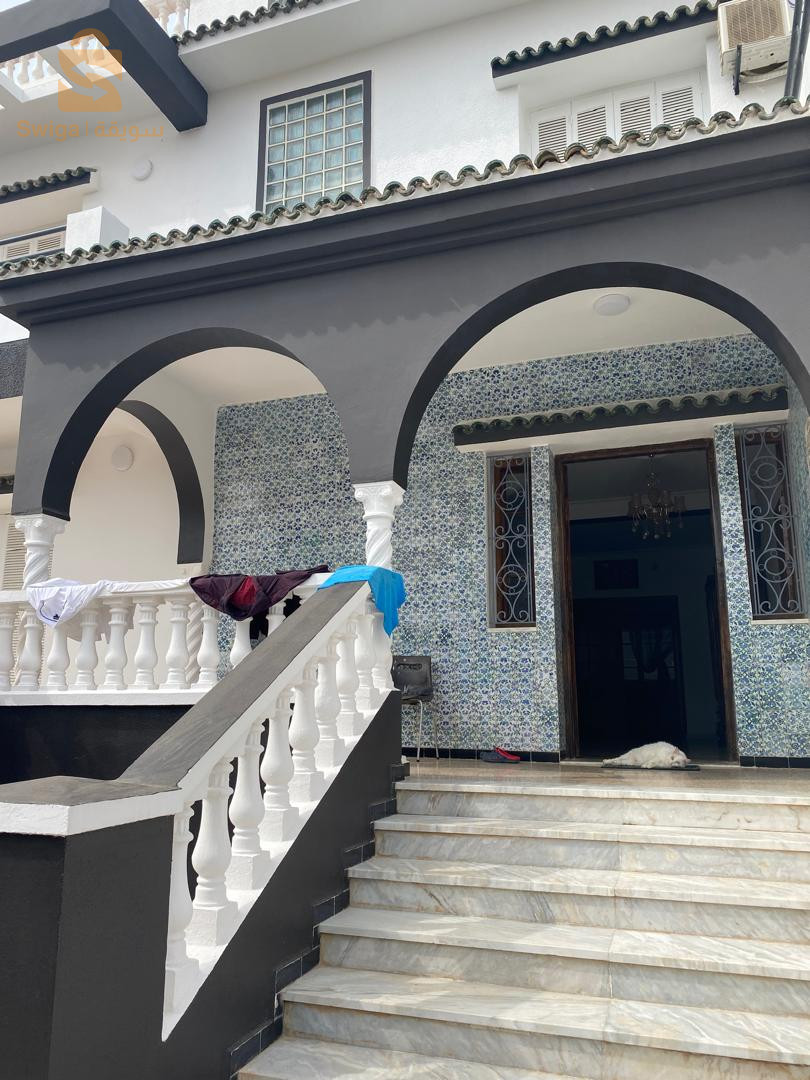 Villa R+2  située à Bouzaréah, bouhamam 809m²