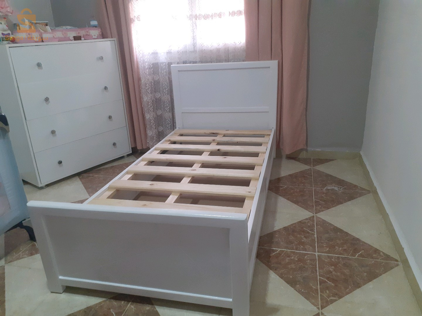 lit coffret en bois rouge