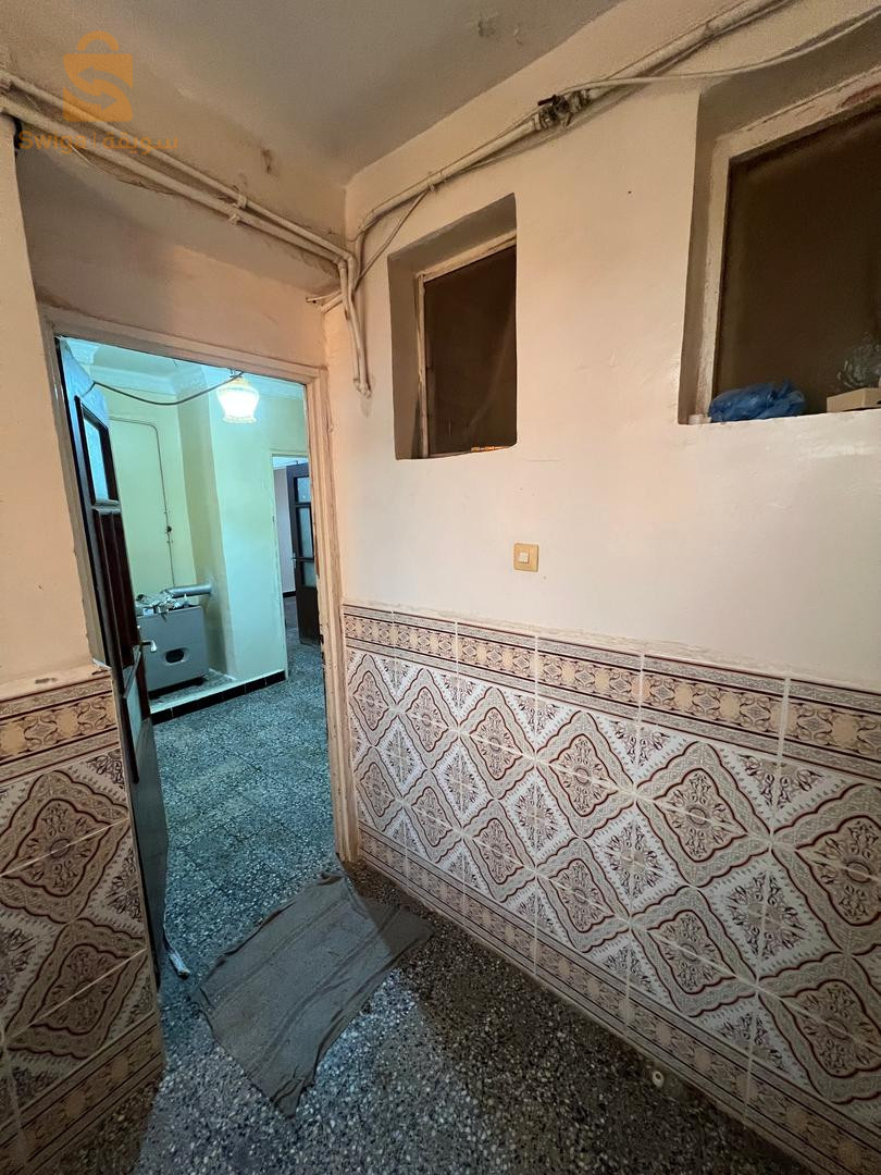 vend appartement de 99m² situé derrière direction du commerce el course cité 120 logts Enicab en premier étage bloc de 6 appartements