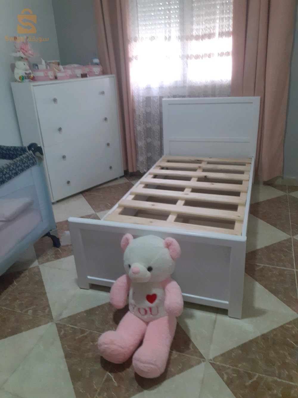 lit coffret en bois rouge