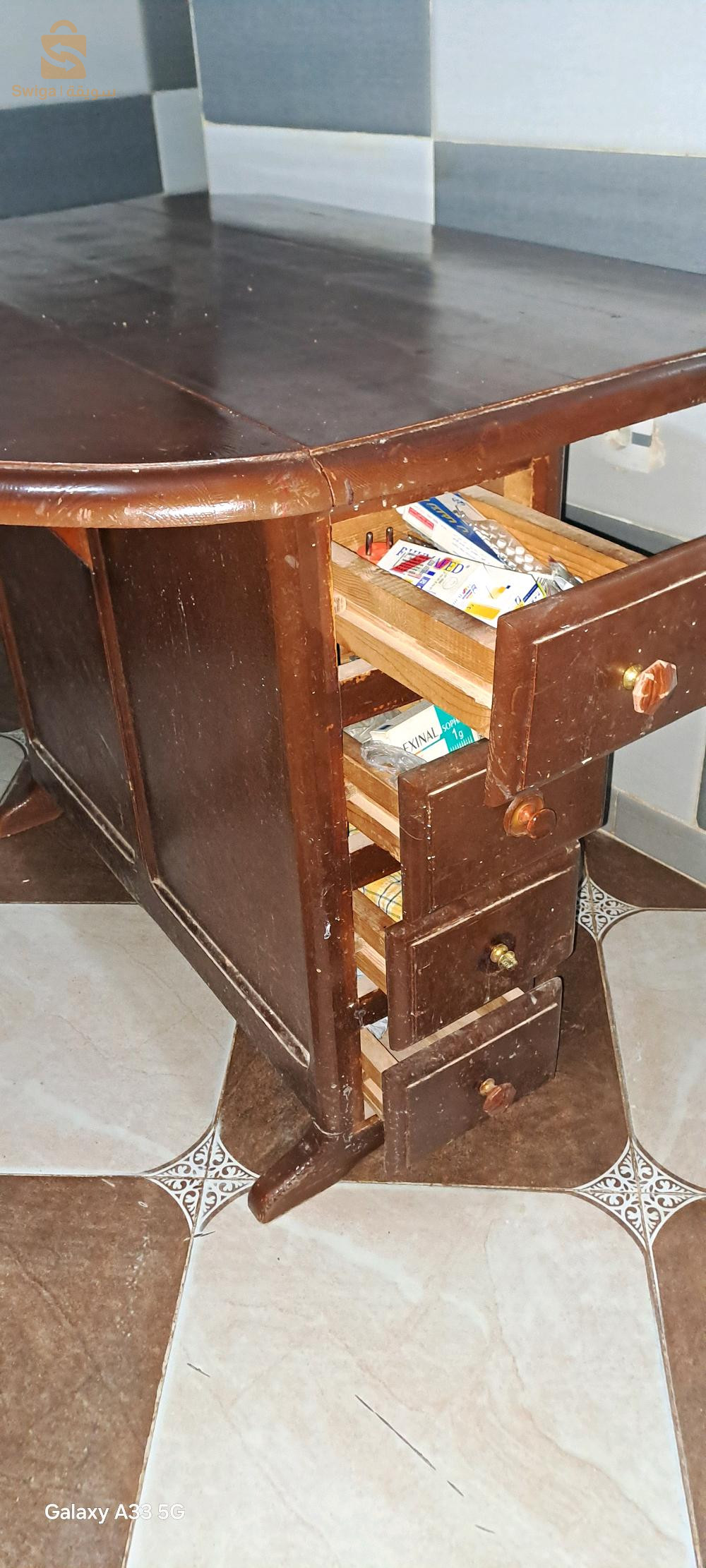 طاولة اكل لوح أحمر حاجة شابة وصوليد معاها أربعة كراسي