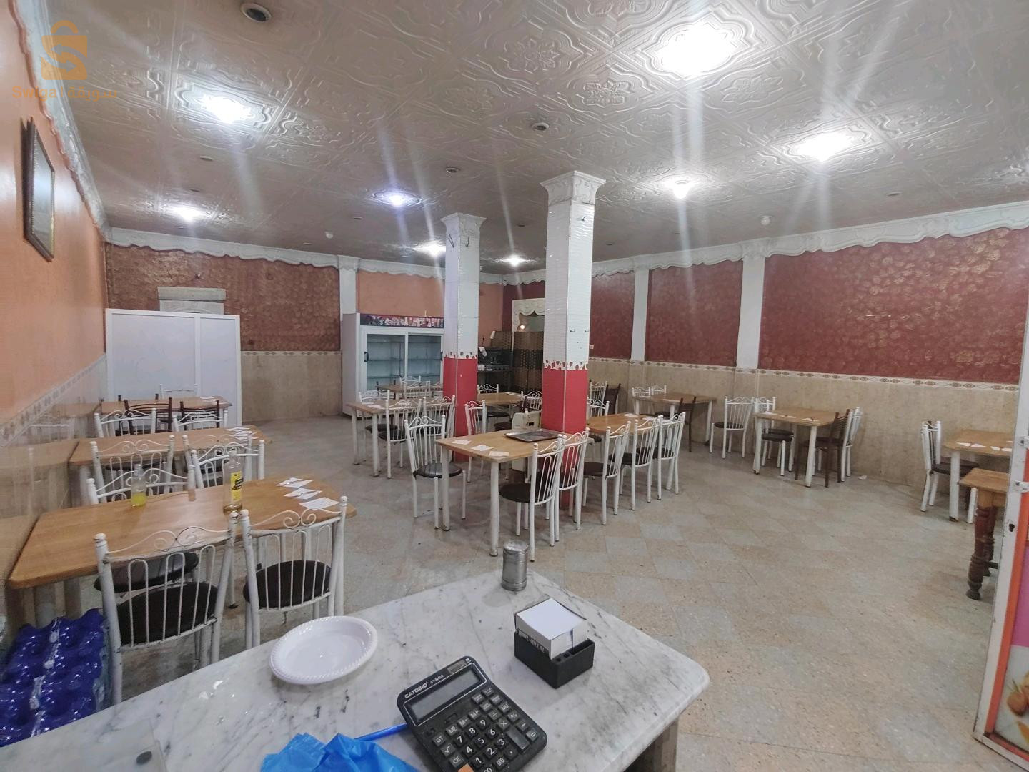 طاولات مطعم مع كراسي في حالة جيدة