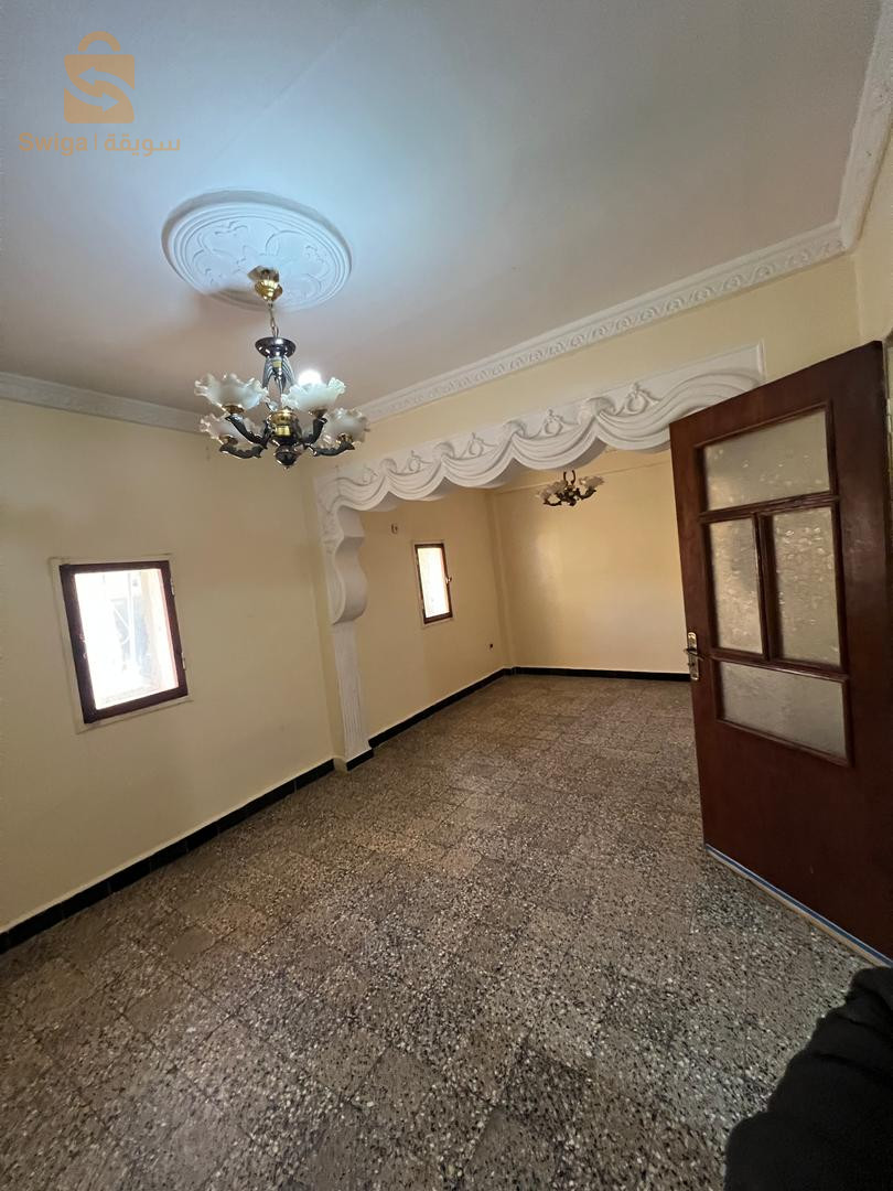 vend appartement de 99m² situé derrière direction du commerce el course cité 120 logts Enicab en premier étage bloc de 6 appartements