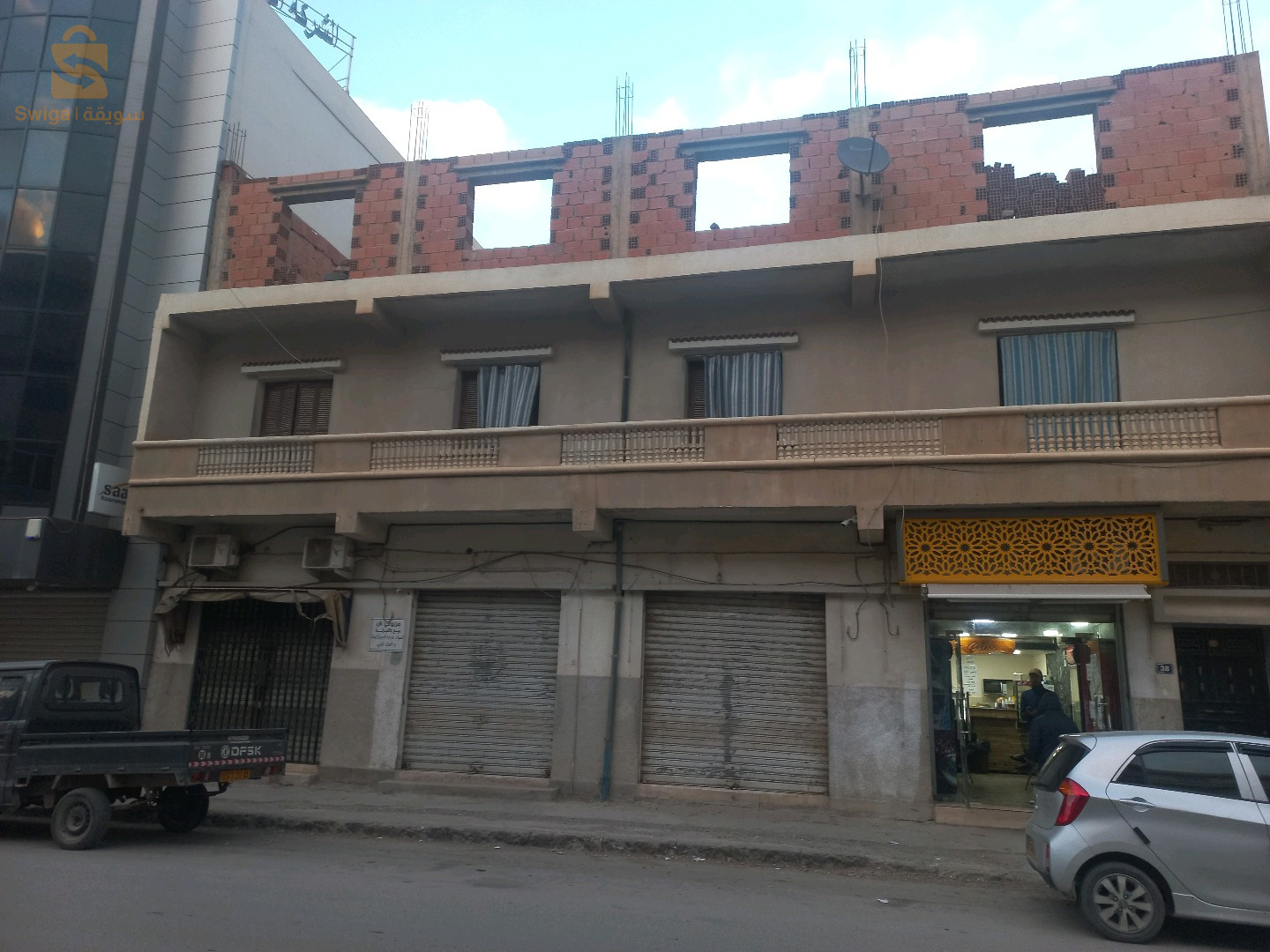 ل وسط المدينة باتنة حي قرين بلقاسم موقع استراتيجي فيه اربع محلات كبار وزوج طوابق طابق اول فيه حوش وهول وf2 ودوش وكوزين وطوالات وطابق ثاني فيه زوج حواش كبار وf5 وهول وكوزينة و دوش طوالات وطراس لفوق كبير منزل ربي بارك بلاصة نتاع خدمةمنز