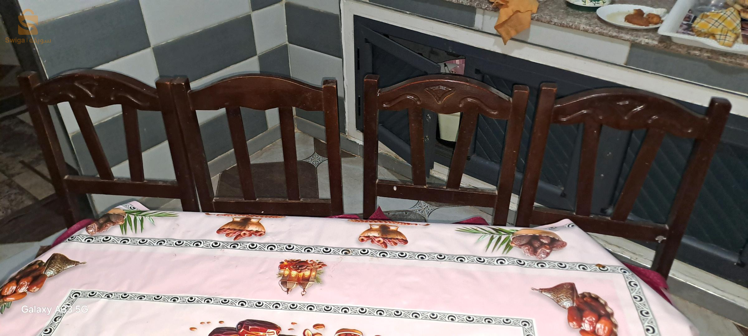 طاولة اكل لوح أحمر حاجة شابة وصوليد معاها أربعة كراسي