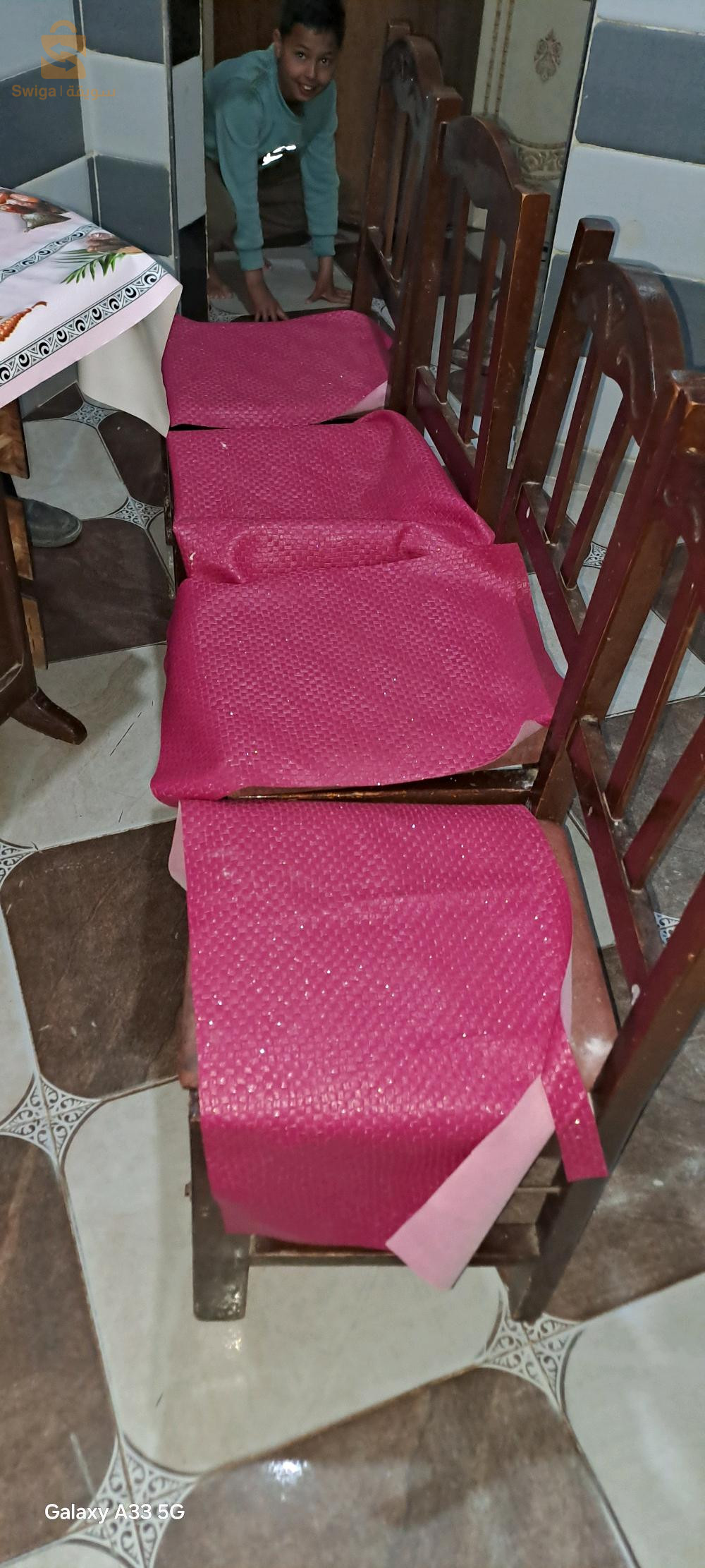 طاولة اكل لوح أحمر حاجة شابة وصوليد معاها أربعة كراسي