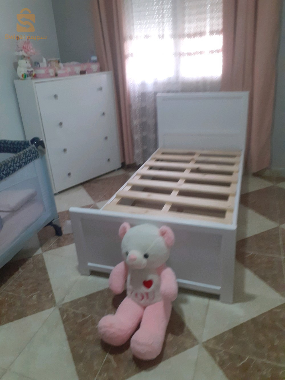 lit coffret en bois rouge