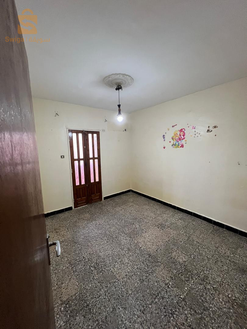 vend appartement de 99m² situé derrière direction du commerce el course cité 120 logts Enicab en premier étage bloc de 6 appartements