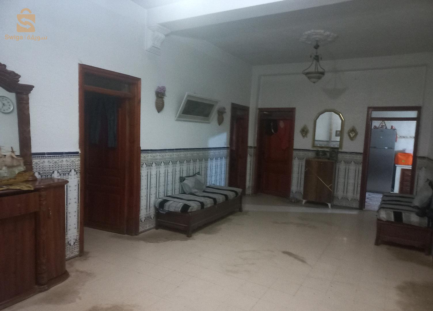 ل وسط المدينة باتنة حي قرين بلقاسم موقع استراتيجي فيه اربع محلات كبار وزوج طوابق طابق اول فيه حوش وهول وf2 ودوش وكوزين وطوالات وطابق ثاني فيه زوج حواش كبار وf5 وهول وكوزينة و دوش طوالات وطراس لفوق كبير منزل ربي بارك بلاصة نتاع خدمةمنز