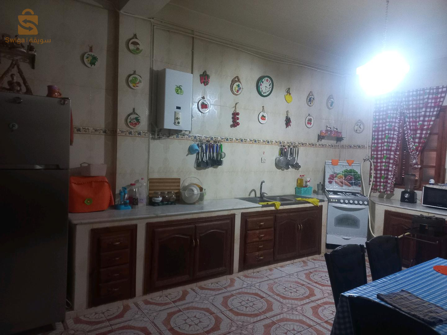 ل وسط المدينة باتنة حي قرين بلقاسم موقع استراتيجي فيه اربع محلات كبار وزوج طوابق طابق اول فيه حوش وهول وf2 ودوش وكوزين وطوالات وطابق ثاني فيه زوج حواش كبار وf5 وهول وكوزينة و دوش طوالات وطراس لفوق كبير منزل ربي بارك بلاصة نتاع خدمةمنز