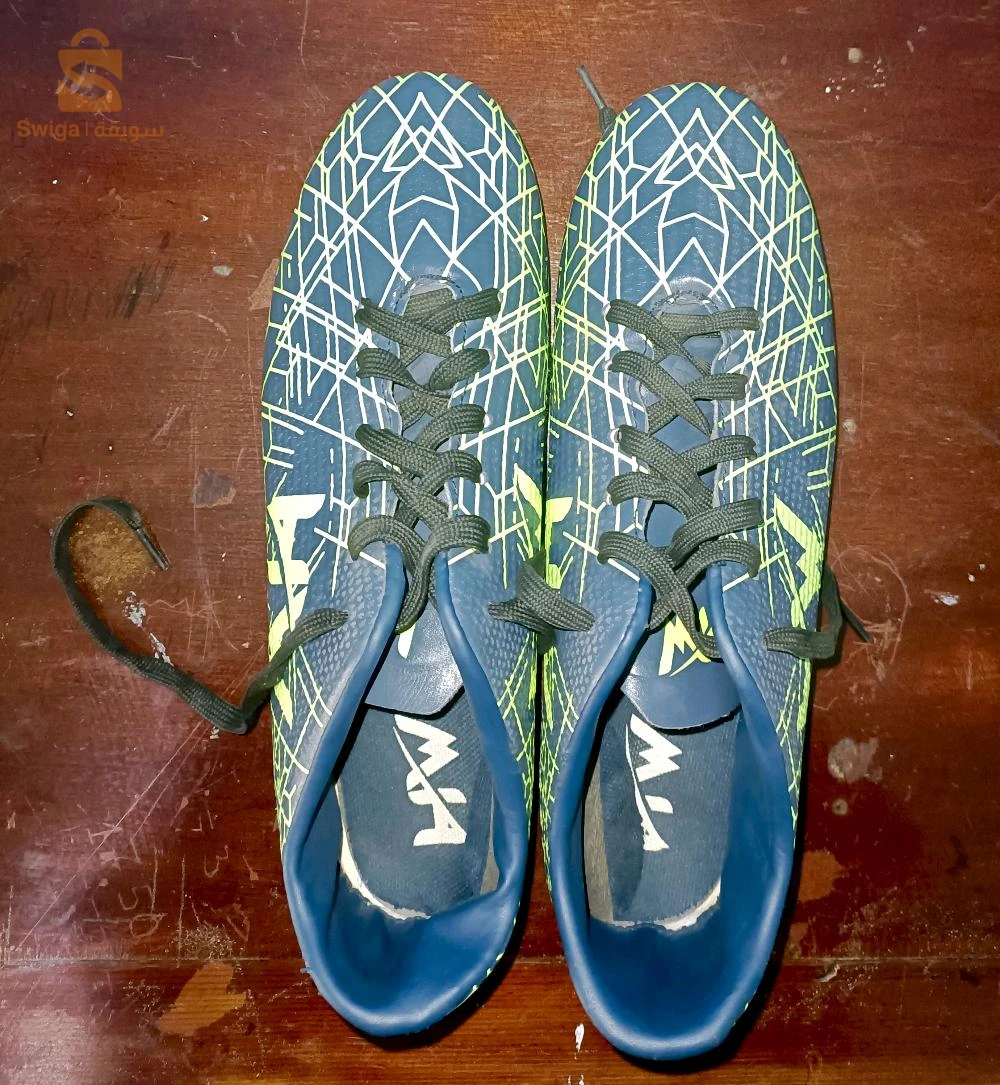 أحذية كرة قدم خفيفة وعالية الأداء