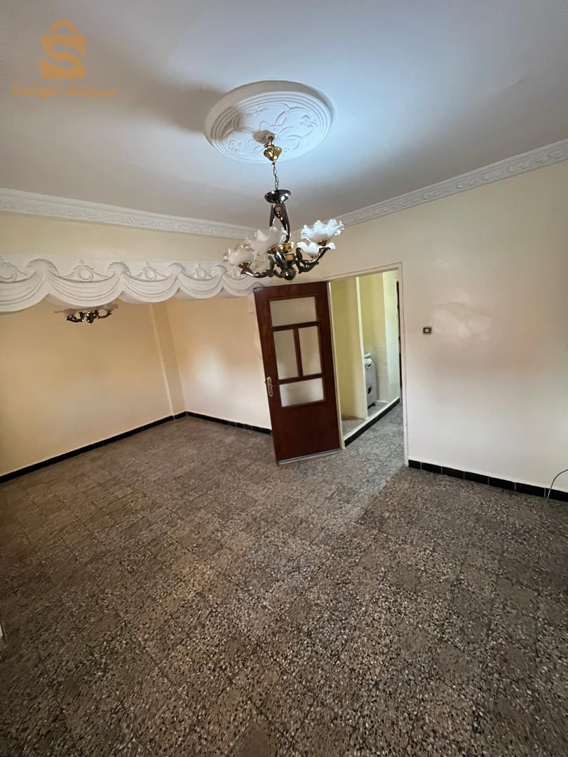 vend appartement de 99m² situé derrière direction du commerce el course cité 120 logts Enicab en premier étage bloc de 6 appartements