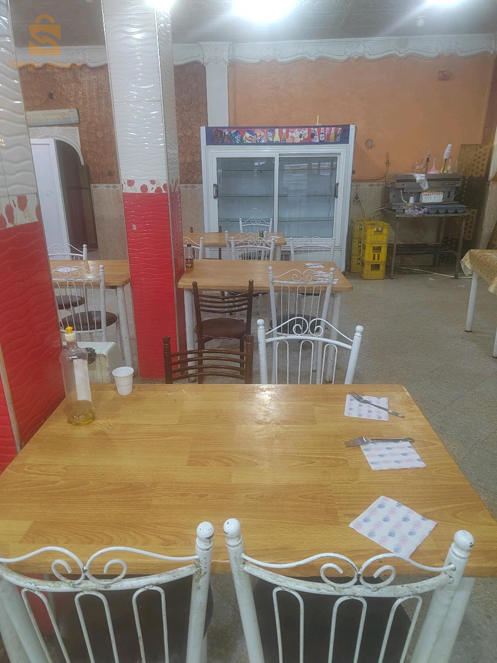 طاولات مطعم مع كراسي في حالة جيدة