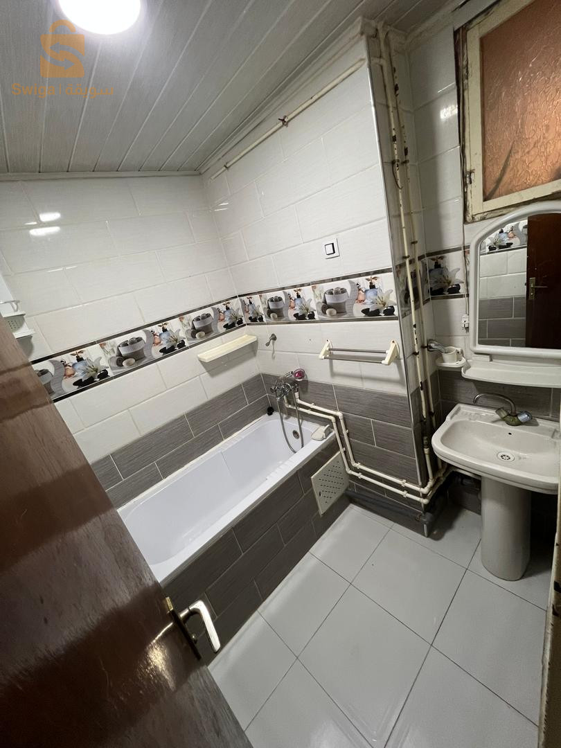 vend appartement de 99m² situé derrière direction du commerce el course cité 120 logts Enicab en premier étage bloc de 6 appartements