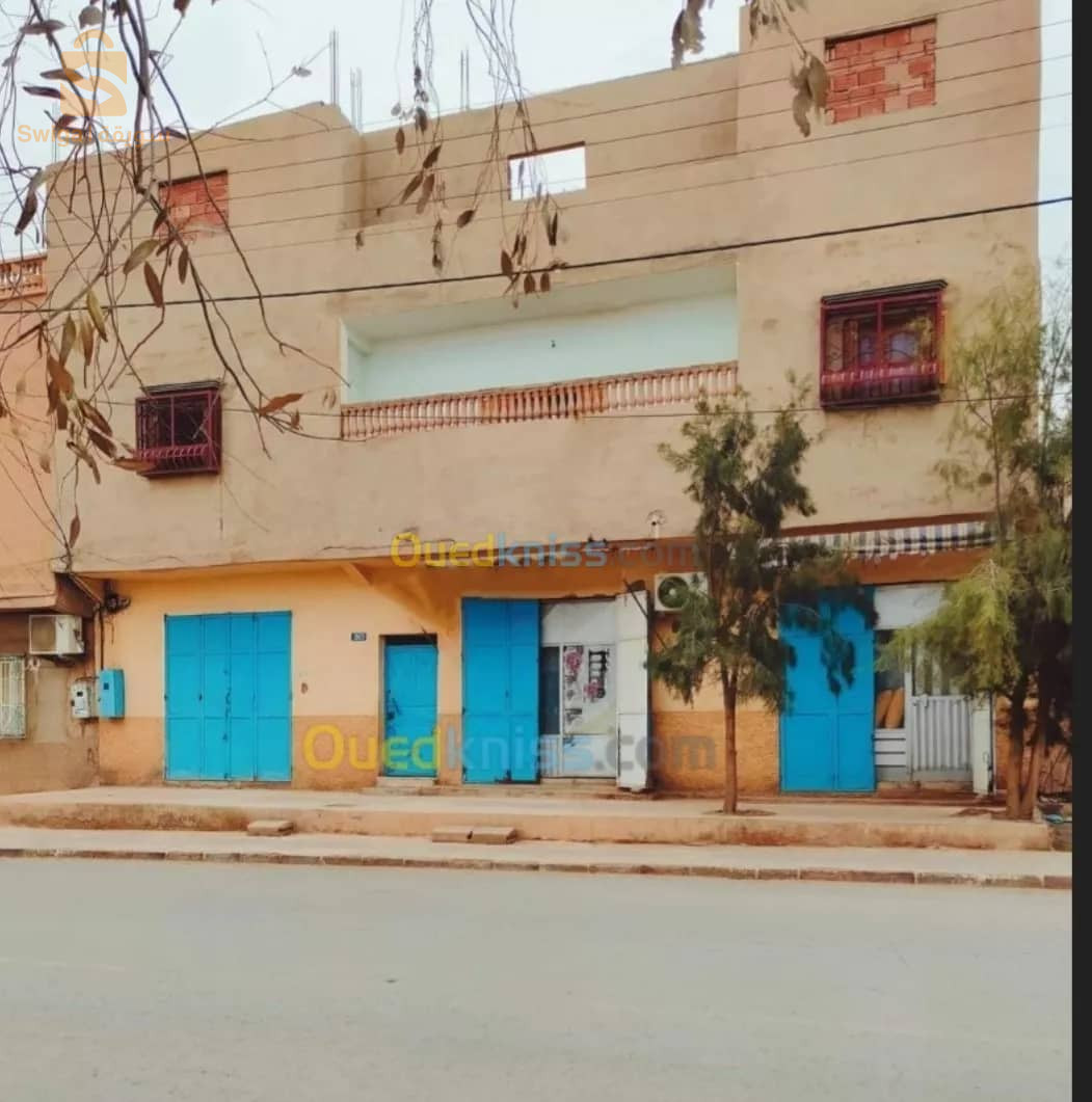 منزل للبيع (في مكان تجاري)