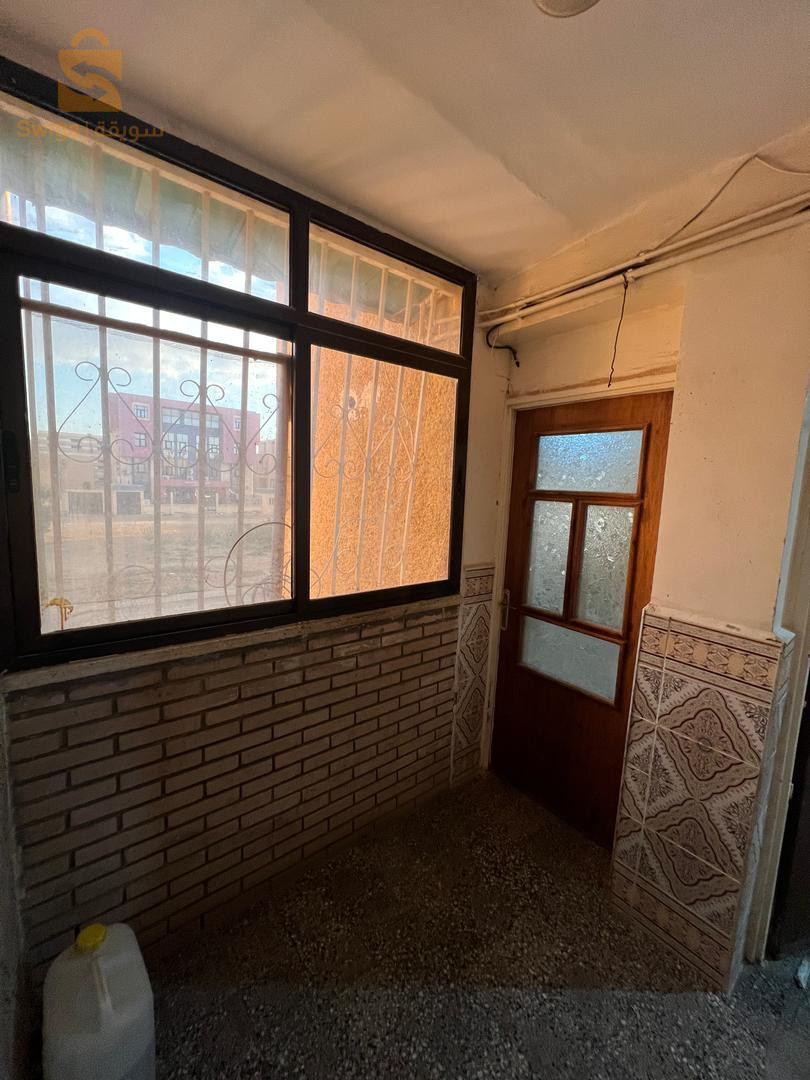 vend appartement de 99m² situé derrière direction du commerce el course cité 120 logts Enicab en premier étage bloc de 6 appartements