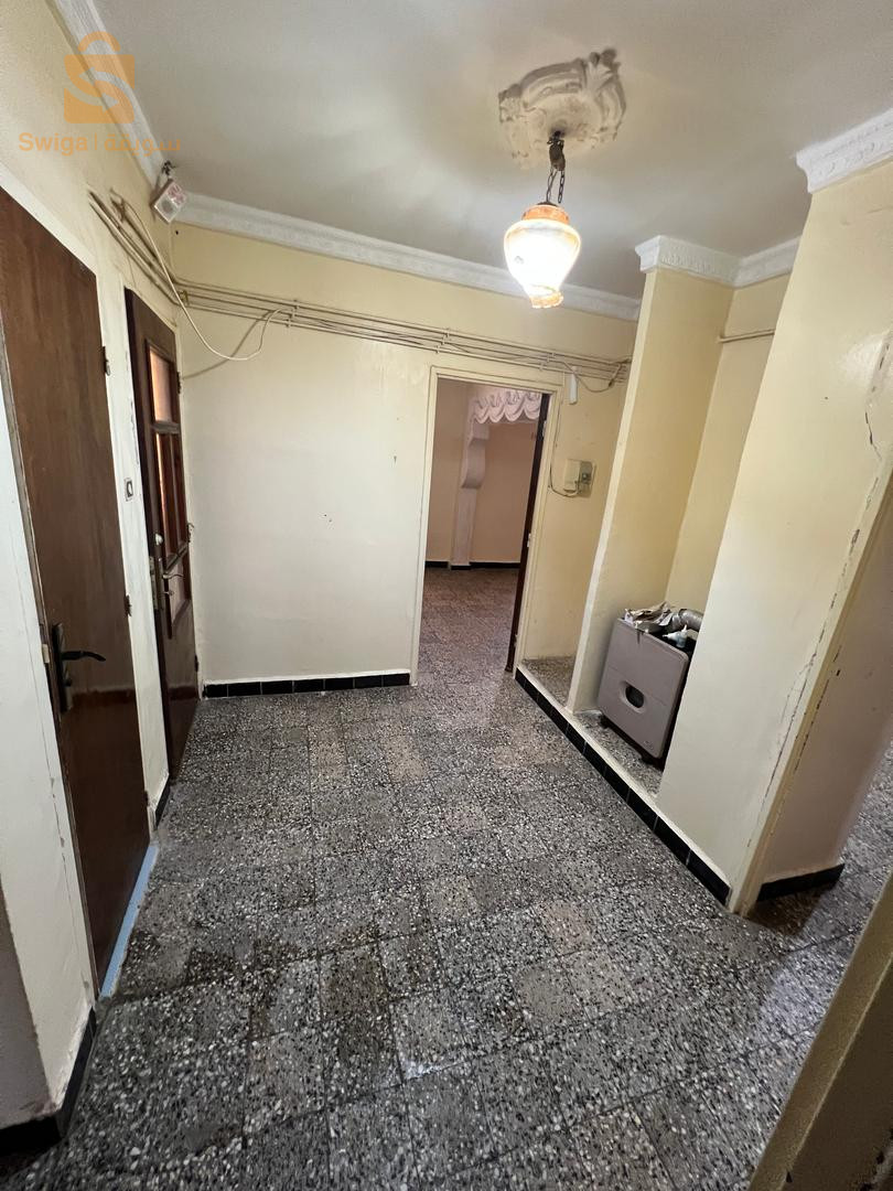 vend appartement de 99m² situé derrière direction du commerce el course cité 120 logts Enicab en premier étage bloc de 6 appartements