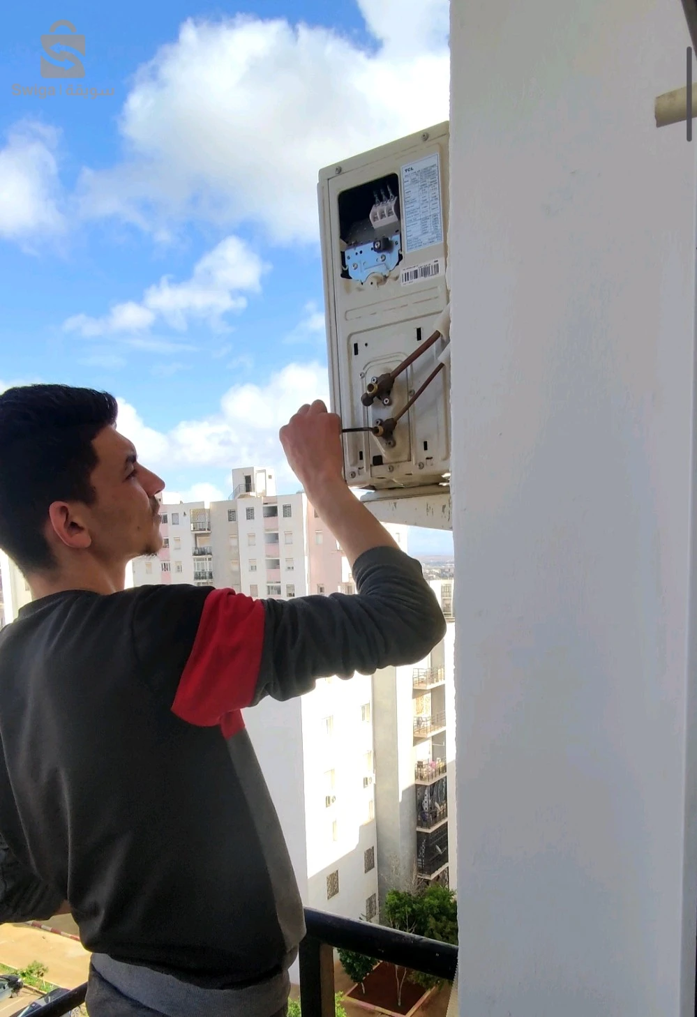 فني تركيب مكيفات الهواء installateur climatiseurs