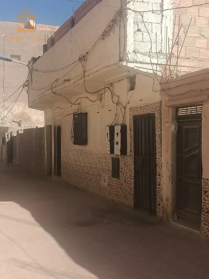 (02) منازل للبيع 300م2 +300م2 الحائط بالحائط كل وحدة بدفتر عقاري، وسط مدينة ورقلة بالقرب من مخبزة غزة طريق مستشفى محمد بوضياف ووكالة أوريدو وبالقرب من إتصالات الجزائر  وبريد الجزائر والمستشفى العسكري ومقر الولاية ووكالة جازي وكل المرافق لكل منزل دفتر عقاري خاص  لمن يهمه الأمر الإتصال على الإأرقام التالية:-0672062696/0771306071