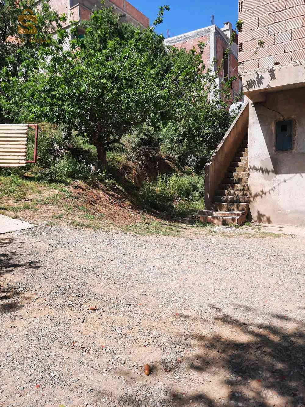 قطعة أرض بها مسكن