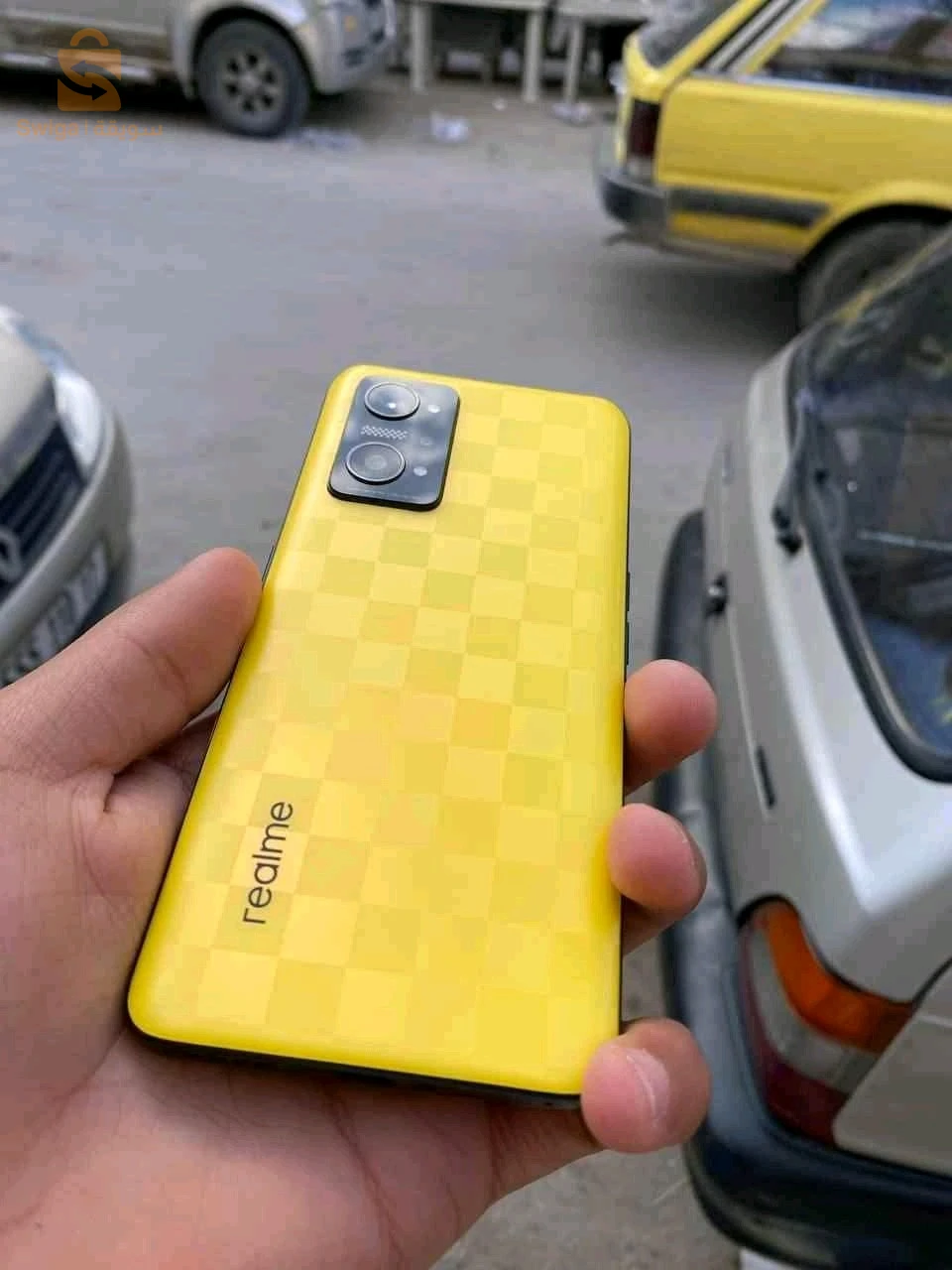 يوجد علبة وشارجور معاه raelmi Q5