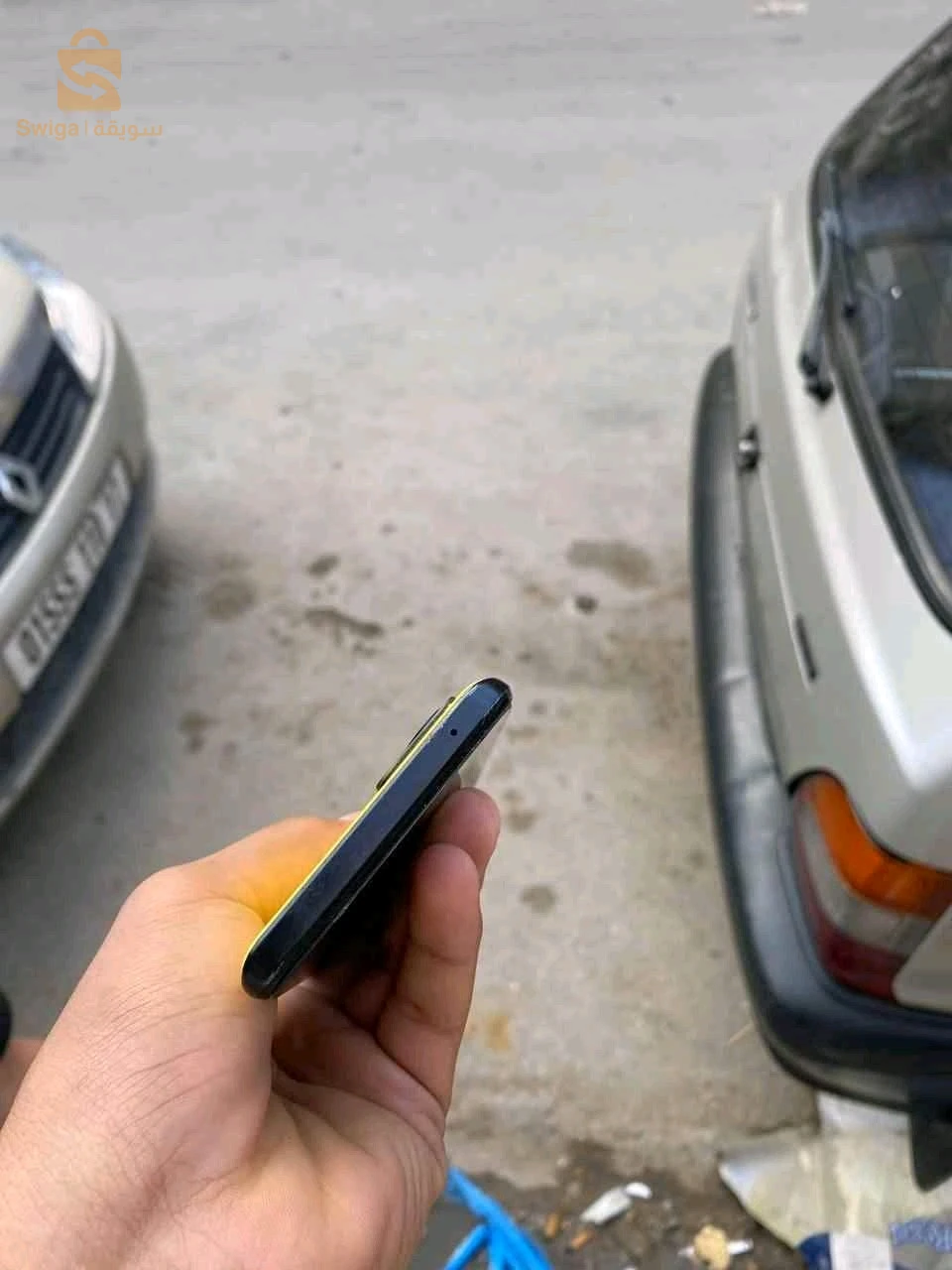 يوجد علبة وشارجور معاه raelmi Q5