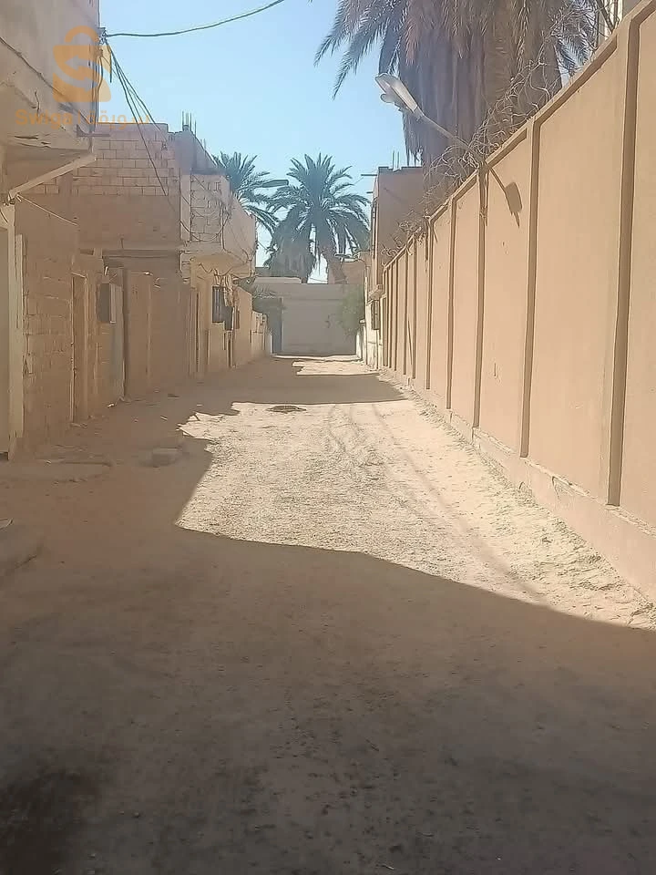 (02) منازل للبيع 300م2 +300م2 الحائط بالحائط كل وحدة بدفتر عقاري، وسط مدينة ورقلة بالقرب من مخبزة غزة طريق مستشفى محمد بوضياف ووكالة أوريدو وبالقرب من إتصالات الجزائر  وبريد الجزائر والمستشفى العسكري ومقر الولاية ووكالة جازي وكل المرافق لكل منزل دفتر عقاري خاص  لمن يهمه الأمر الإتصال على الإأرقام التالية:-0672062696/0771306071