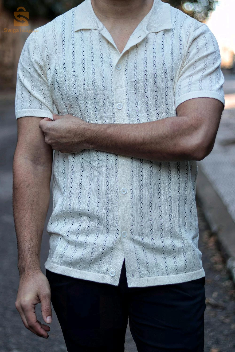 Chemise tendance – Été 2025." (قميص عصري – صيف 2025)