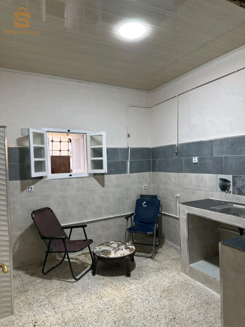 سكن للبيع يقع في حي بوزيد بني ثور ورقلة بجانب دار الشباب وراء مرقد الشرطة للإتصال عبر رقم الهاتف 0672062696