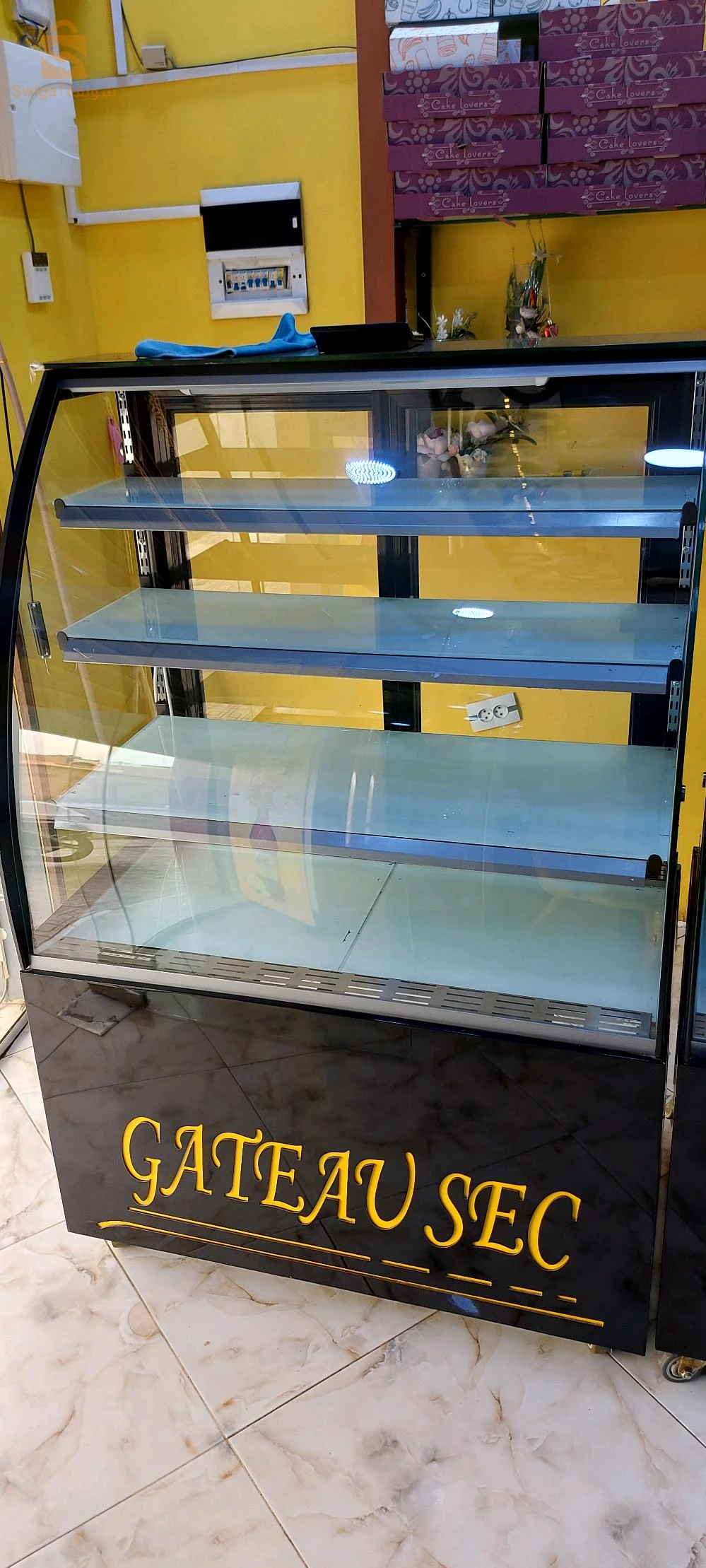 بيع متريال محل حلويات مع كافيتريا كلشي مع بعضاه ماشي كل حاجة وحدها