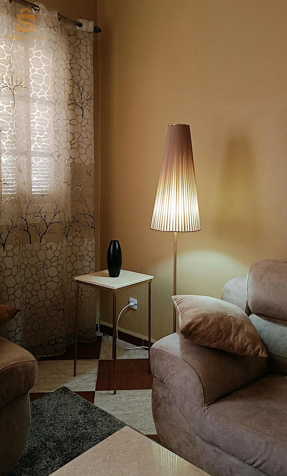 Lampadaire pour salon hauteur 1m68cm, couleur marron clair socle en marbre pied doré chapeau en tissu diamètre 45cm