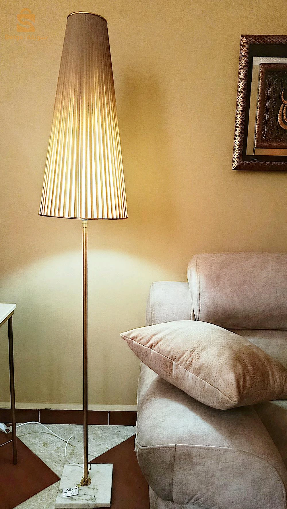 Lampadaire pour salon hauteur 1m68cm, couleur marron clair socle en marbre pied doré chapeau en tissu diamètre 45cm