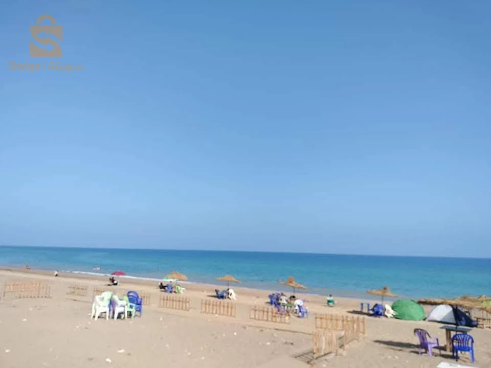 شقة مجهزة فيها ڨراج تع سيارة في الڨلتة دائرة المرسي الشلف تطل علي البحر قريبة من جميع مرافق سوبيرات محلات
طريق الوطني رقم 11  قريبة من مستغانم حوالي 80كلم
