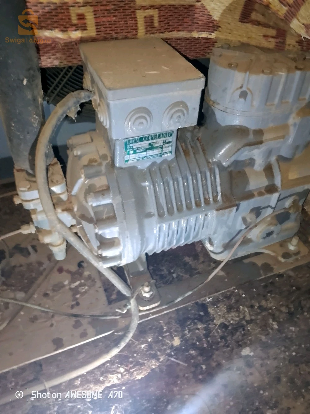 اقوم يبيع معدات غرفة تبريد موجبة positif  
compriseur 25 chevaux+système ventilation+la porte du frigo+les paillettes 
tous en bonne état