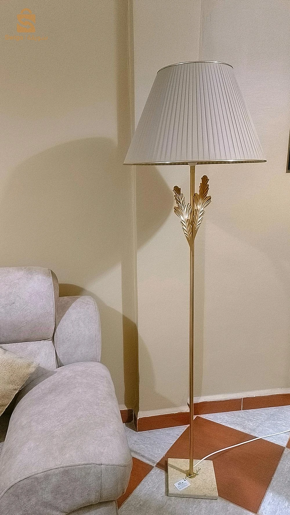 lampadaire neuf pour salon hauteur 1m58cm socle en marbre pied doré chapeau en tissu marron clair.