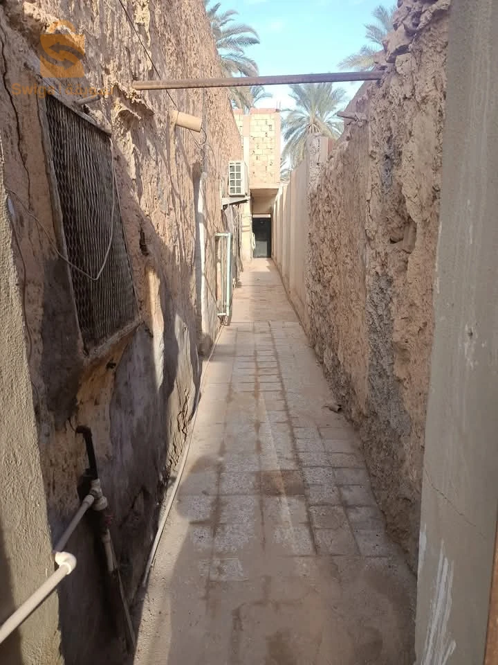 (02) منازل للبيع 300م2 +300م2 الحائط بالحائط كل وحدة بدفتر عقاري، وسط مدينة ورقلة بالقرب من مخبزة غزة طريق مستشفى محمد بوضياف ووكالة أوريدو وبالقرب من إتصالات الجزائر  وبريد الجزائر والمستشفى العسكري ومقر الولاية ووكالة جازي وكل المرافق لكل منزل دفتر عقاري خاص  لمن يهمه الأمر الإتصال على الإأرقام التالية:-0672062696/0771306071